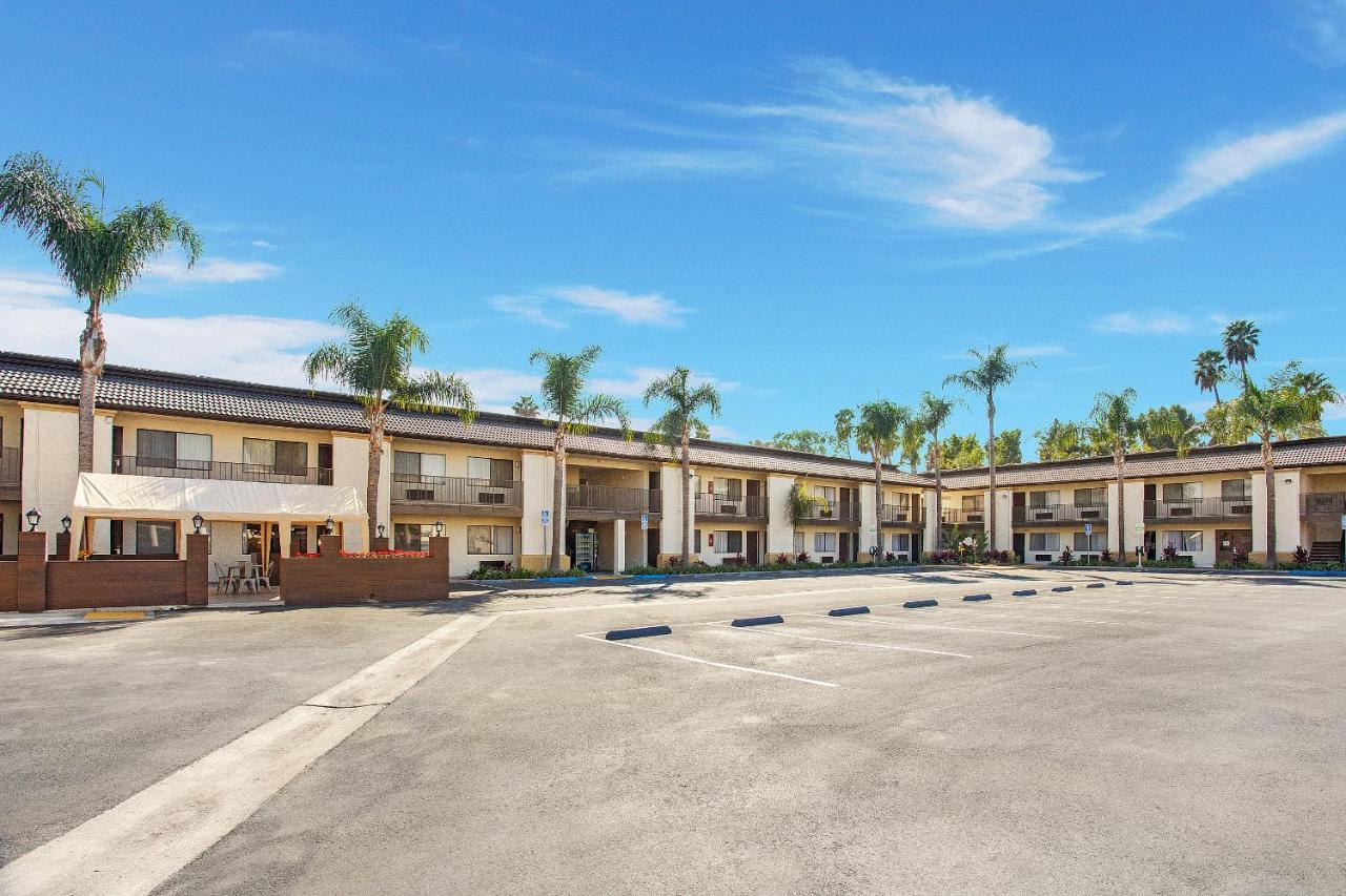 Stanford Inn & Suites Anaheim Exterior foto